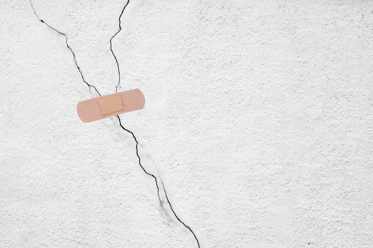 Oprava dier a prasklín v stene: Ako na to?